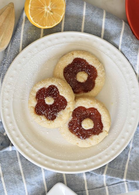 Cooking with Manuela: Pretty and Easy-to-Make Flower Thumbprint Lemon Cookies Flower Thumbprint Cookies, Flower Jam Cookies, Quick Cookies, Jam Cookies, Making Food, Buttery Cookies, Bon Appetite, Thumbprint Cookies, Italian Cookies