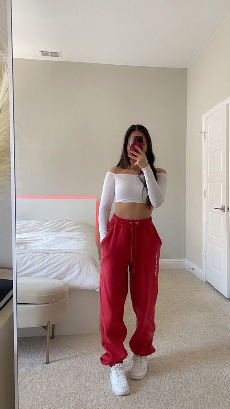 Red Joggers Outfit, Red Sweatpants Outfit, Outfit Pantalon Rojo, Red Tracksuit, Looks Adidas, Red Sweatpants, Red Joggers, Girl Sweatpants, Tracksuit Outfit