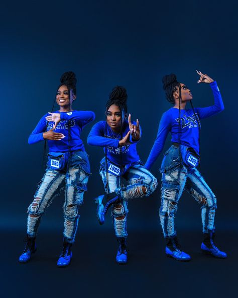 Graduation Goals, Sorority Photoshoot, Sorority Pictures, Finer Womanhood, Girl Graduation, Divine 9, College Graduation Pictures, Divine Nine, Phi Beta Sigma