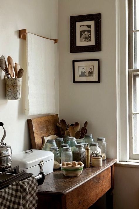 Hanging pot on wall for cooking utensils, table, wood, white walls, kitchen, idea. Kitchen Icon, Bohemian Kitchen, Style Deco, Old Kitchen, Style At Home, Beautiful Kitchens, Country Kitchen, Home Fashion, 인테리어 디자인