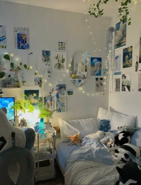 Oceancore Bedroom Aesthetic, Bedroom Ideas With Twin Bed, Single Bed Small Room Ideas, Blue Green Room Ideas, Small Dorm Room Ideas Layout Single, Room Inspo Twin Bed, Dorm Style Bedroom, Small Cozy Room Aesthetic, Ocean Room Decor Ideas