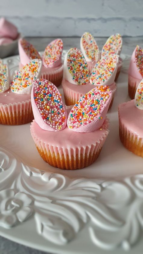 Marshmallow Cupcakes Recipe https://resepmamiku.com/en/marshmallow-cupcakes-the_kitchen_girl Cupcake With Marshmallow On Top, Fluffy Vanilla Cupcakes, Easy Cupcakes Decoration, Marshmallow Cupcakes, Marshmallow Desserts, Easter Marshmallow, Marshmallow Cake, Cute Marshmallows, Marshmallow Frosting