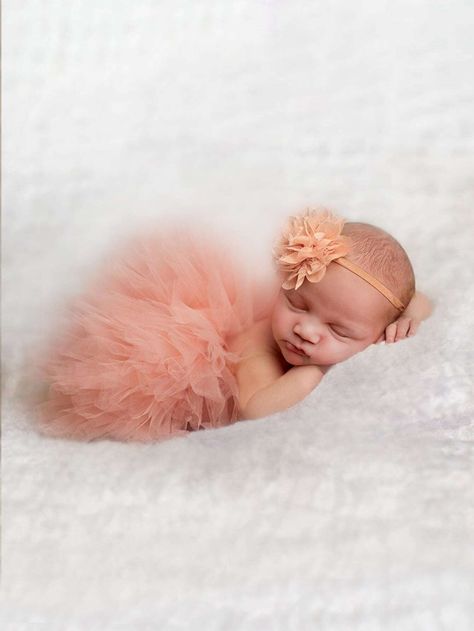 Newborn Family Pictures, Diy Newborn Photography, Headband Photography, Newborn Tutu, Newborn Photo Outfits, Plain Skirt, Newborn Photography Poses, Pink Newborn, Foto Baby