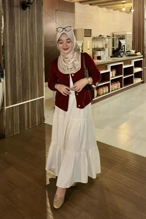 Maroon Outfit Ideas, Simple Outfits Hijab, Outfit Ngampus, Outfit Muslim, Skirt Ootd, Ootd Simple, Maroon Outfit, Outfit Hijab Casual, Stylish Outfits Casual