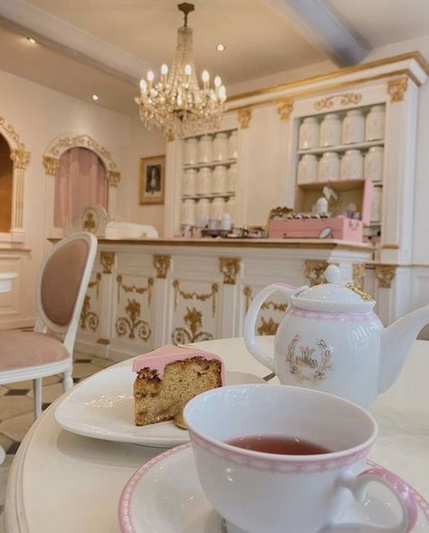 Pink Bakery Shop, Cake Shop Interior Vintage, Kawaii Bakery Aesthetic, Shopping Pink Aesthetic, Dessert Shop Aesthetic, Pink Shop Aesthetic, Girly Cafe Interior, Tea And Cake Aesthetic, Cute Bakery Aesthetic Pink