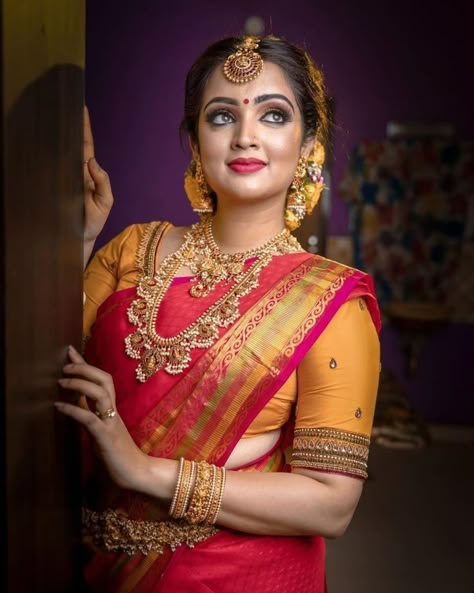 South Indian Bridal Look, Indian Bridal Look, Indian Bride Poses, South Indian Bridal Jewellery, Bride Photos Poses, Engagement Photography Poses, Bridal Photography Poses, Indian Bridal Photos, Indian Wedding Couple Photography