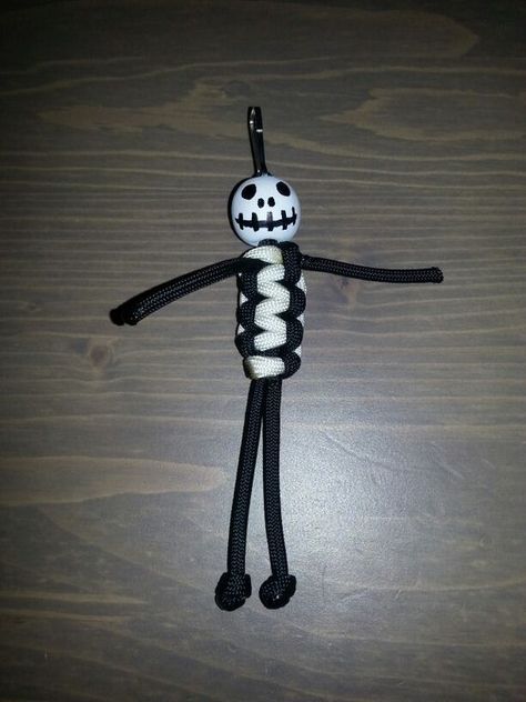 Paracord Jack Skelington: Paracord Halloween Ideas, Paracord Animals, Free Crochet Keychain, Spider Character, Wine Crochet, Parachute Cord Crafts, Parachute Cord Bracelets, Diy Spider, Paracord Projects Diy