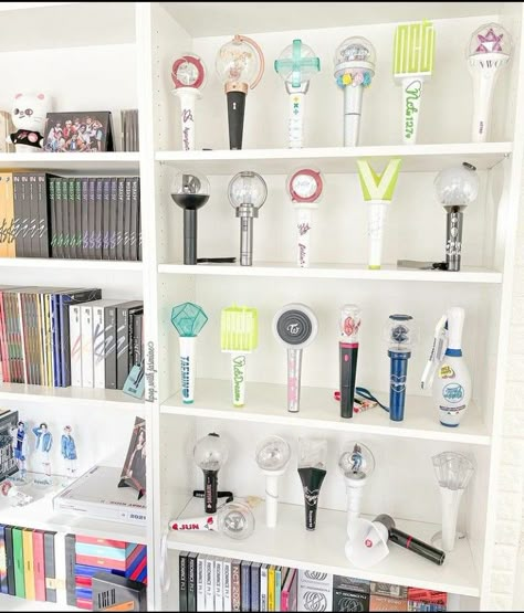 Kpop Cabinet, Kpop Shelf Ideas, Kpop Albums Shelf, Korean Bedroom Ideas, Kpop Shelf, Kpop Deco, Kpop Lightstick, Army Room Decor, Kpop Room