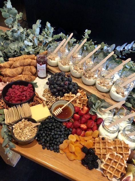 Brunch Ideas Buffet Tables, Charcuterie Breakfast Table, Cute Breakfast Buffet Ideas, Home Brunch Party Ideas, Brunch Charcuterie Board Table, Bridal Breakfast Platter, B&b Breakfast Buffet, Gluten Free Breakfast Buffet Ideas, Hen Party Breakfast Ideas