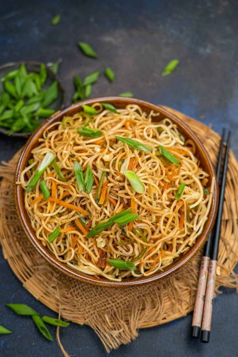 Hokkien Noodles Recipe, Indo Chinese Food, Veg Chowmein, Veg Hakka Noodles, Wide Rice Noodles, Hakka Noodles Recipe, Chinese Noodle Recipes, Veggie Noodles Recipes, Veg Manchurian