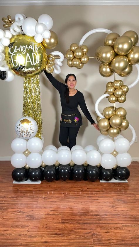 Congratulations Balloons, Graduation Party Pictures, Kindergarten Graduation Party, Graduation Party Backdrops, Balloon Arch Decorations, Backyard Graduation Party, Gold Birthday Decorations, Balloons Galore, Graduation Party Diy