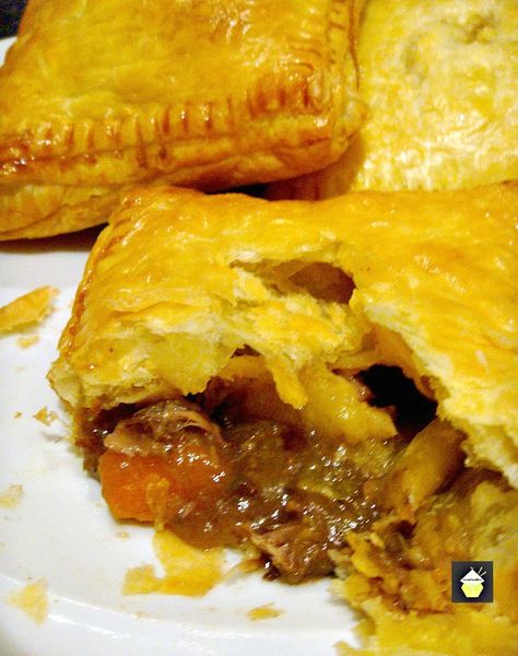 Steak Bakes:: Great idea for leftover beef stew.....make a hand pie Steak Bakes, Puff Pastry Pies, Mini Puff Pastry, Savory Hand Pies, Pot Roasts, Roast Dinners, Hand Pies Savory, Baked Steak, Meat Pies