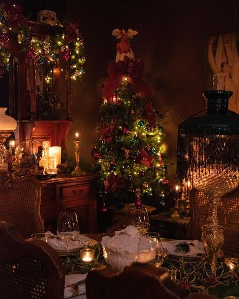 Bizarium on Instagram: "The main dining room is a feast for the eyes, in a dark splendor of Jewel tones, #jeweltones #christmastree #christmasdecorations #darkdecadence #antiquefinds #vignettestyling #vignette #darkasthetic #Darkacademia #eclectichomedecor #display #interiordesign #antiquehomedecor #vintagehomestyle #traditionaldecor #periodliving #edwardianstyle #traditionalinteriors #decor #interiorstylist #maximaliststyle #exclusivelyinclusivehomes #preloveyourhome#caringtoshareyourfeed House Of Bizarium, Gothic Victorian Christmas, Dark Red Christmas Aesthetic, Jewel Toned Christmas, Whimsigoth Christmas, Dark Christmas Aesthetic, Dark Yule, Dickensian Christmas, Yule Aesthetic