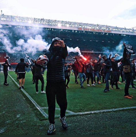 Soccer Hooligans, British Football, Football Casuals, Soccer Pictures, Old Trafford, Great British, Man United, Football Club, Football Players