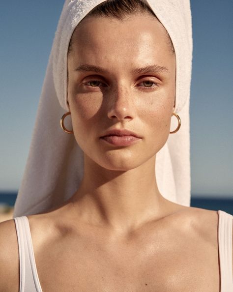 Giedre Dukauskaite heads to Mexico for the December 21st, 2017 cover of The Edit from Net-a-Porter. Photographed by Alexandra Nataf, the Lithuanian model w Giedre Dukauskaite, Basic Skin Care Routine, Resort Fashion, Beauty Shoot, Foto Art, Looks Street Style, Bare Necessities, Beauty Editorial, ��인물 사진