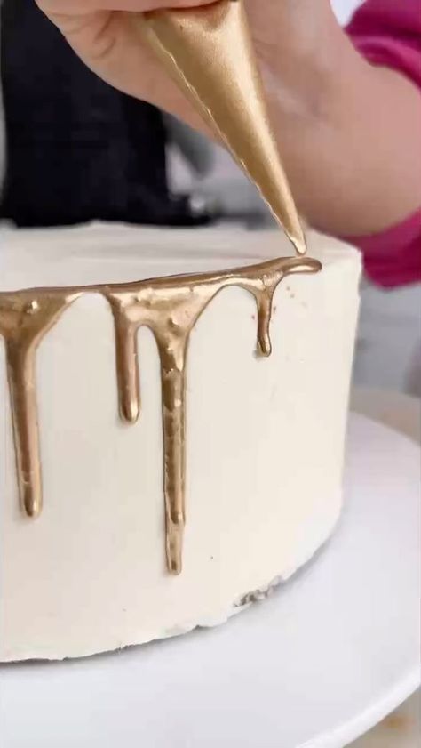 Gold Drip Cake, Drip Cake Recipes, Buttercream Cake Designs, Deco Pastel, Cupcake Decorating Tips, Cake Piping, Cake Decorating For Beginners, Gold Drip, Buttercream Cake Decorating