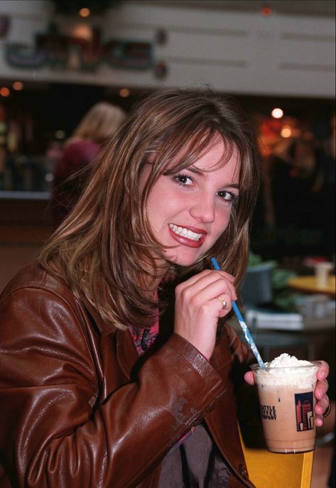 Britney spears 1999 photoshoot by Mark Allan Britney Spears Young, Britney Spears 1998, Britney Spears Now, Women Of The 90s, Britney Spears 1999, Britney Spears Gif, Pelo Cafe, Britney Spears Pictures, Retro Fashion Outfits