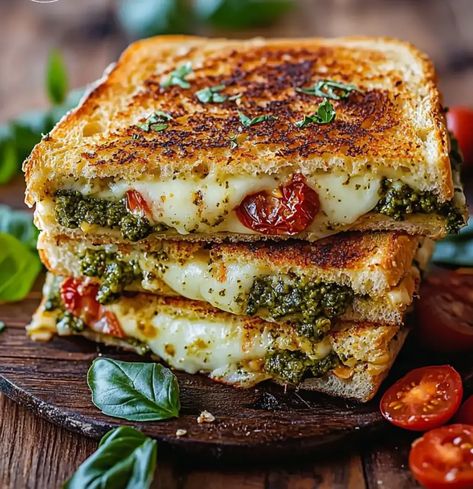 IntroductionCe croque-monsieur méditerranéen revisite le classique avec des saveurs ensoleillées. Le mélange de mozzarella fondante, de pesto parfumé, et de tomates séchées en fait un plat à la fois gourmand ... Read more Croque Monsieur Healthy, Healthy Mozzarella Recipes, Budget Family Meals, Mozzarella Recipes, Foods And Drinks, Food Matters, Easy Brunch, Healthy Sweets Recipes, Delicious Snacks Recipes