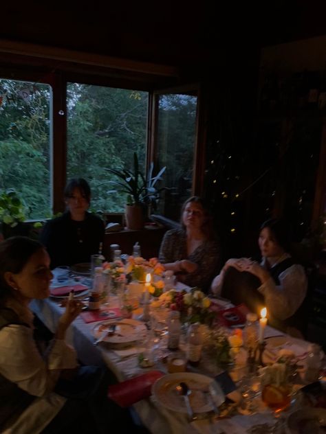 Dining With Friends Aesthetic, Friendsgiving Living Room, Thanksgiving Dinner Aesthetic Family, Birthday With Family Aesthetic, People At Dinner Table, Cabin Dinner Party, Thanksgiving Aesthetic Table, Dinner Party Aesthetic Fall, Family Dinners Aesthetic