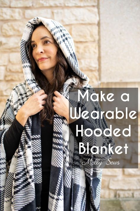 Learn how to make a wearable blanket or hooded poncho with this simple tutorial including a step by step video. Plus Size Poncho Pattern, Sewing Camping Projects, Blanket Poncho Diy, Sewist Patterns, Diy Poncho, Poncho Diy, Fleece Ideas, Poncho Tutorial, Shawl Ideas