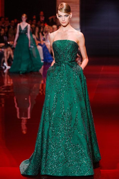 Emerald green Elie Saab gown #pantone Elie Saab Gowns, Green Evening Gowns, Emerald Dress, Elie Saab Haute Couture, Fashion Catwalk, Haute Couture Gowns, Elie Saab Fall, Elie Saab Couture, Green Gown