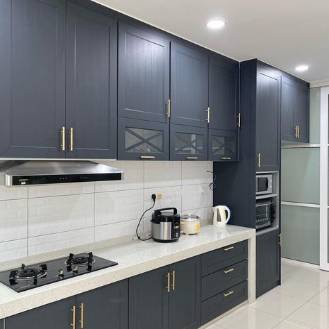 #basindesign #basin  #turkishplates #mexicantiles   #brassdesign #englishplates  #sink #studiolamp Aluminum Kitchen Cabinets, Kitchen Cabinetry Design, Kitchen Set Cabinet, Latest Kitchen Designs, Desain Pantry, Aluminium Kitchen, Kitchen Layout Plans, Kabinet Dapur, Kitchen Cupboard Designs