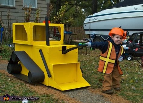 Caryn: My son loves construction trucks (diggers) so we created his bulldozer costume! Leftover cardboard boxes created the base that was placed over his wagon. Paint cans & a yoga mat... Digger Costume, Wagon Halloween Costumes, Mom And Baby Costumes, Stroller Costume, Construction Vbs, Baby Cinderella, Cabbage Patch Babies, Box Costumes, Construction Birthday Party