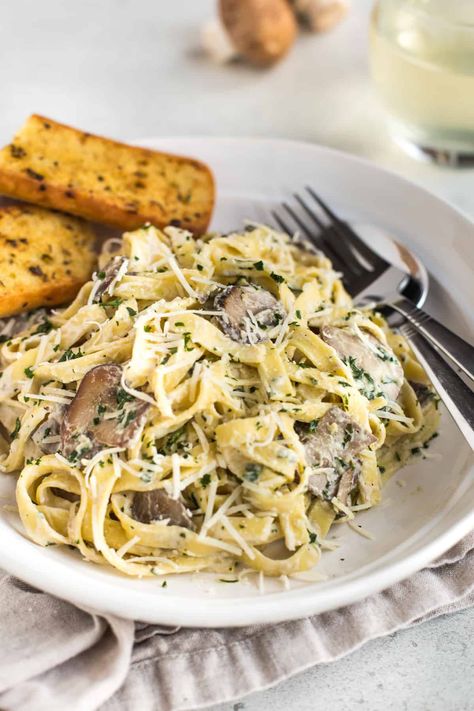 Creamy garlic mushroom tagliatelle Baked Mushroom Recipes, Pasta Recipe Creamy, Mushroom Tagliatelle, Tagliatelle Recipe, Easy Mushroom Recipes, Simple Vegetarian Recipes, Creamy Garlic Mushrooms, Tagliatelle Pasta, Baked Mushrooms