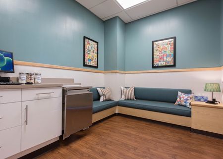 Exam rooms that shine | DVM 360 Veterinary Hospital Design, Vet Office Decor, Hospital Ideas, Pediatrician Office, Comfy Bench, Medical Office Design, Vet Medicine, Pet Resort, Vet Clinic