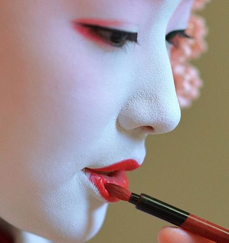 Japanese Geisha                                                                                                                                                     More Geisha Makeup, Memoirs Of A Geisha, Turning Japanese, Geisha Art, Japanese Geisha, Japan Culture, Japanese Aesthetic, Performance Artist, Trik Fotografi