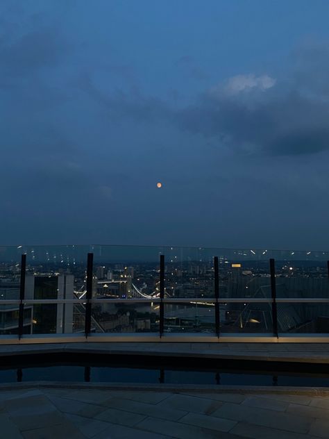 Au Background, Rich Background, Rooftop Night Aesthetic, Evening View, City Background Aesthetic, Night Sky City, Night Bg, Rooftop Background, London Evening