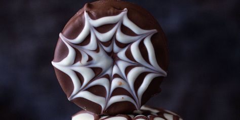 Give your Oreos a spooky spin this Halloween with this super-easy (and super-genius) spider web design. Cursed Cookies, Oreo Spiders, Spider Web Cookies, Simple Centerpieces Diy, Cookie Decorating Kits, Turkey Cookies, Halloween Spider Decorations, Levitation Photography, Homemade Halloween Decorations