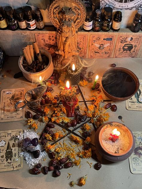 Witchy Alter Aesthetic, Witch Spell Aesthetic, Home Altar Witch, Witchcraft Setup, The Morrigan Altar, Hearth Witch Aesthetic, Altar Ideas Witchcraft, Pagan Altar Inspiration, Witch Altar Aesthetic