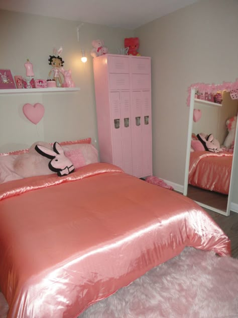 Early 2000s Bedroom, Velvet Bedroom Decor, Mcbling Room, 2000s Bedroom, Floor Bed Decor Ideas, Bed Decorating Ideas, Bedroom Guide, 2000s Room, Y2k Bedroom