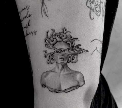 Medusa Body Tattoo, Aesthetic Medusa Tattoo, Medusa Tattoo Aesthetic, Medusa Aesthetic Art, Minimalistic Medusa Tattoo, Greek Art Tattoo, Unique Medusa Tattoo, Tattoo Medusa, Medusa Tattoos