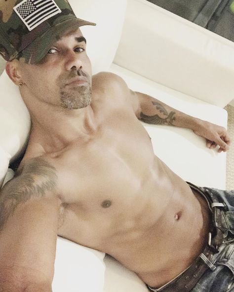 Posin’ to be Chosen.. 🙋🏽‍♂️😉😏😘 Silly n Sexy and Chillin in IBIZA..... Happy Memorial Day...... #RESPECT🇺🇸 Shemar Moore Shirtless, Sherman Moore, Shemar Moore, Smart Men, Happy Memorial Day, I Got You, Memorial Day, Ibiza, Eye Candy