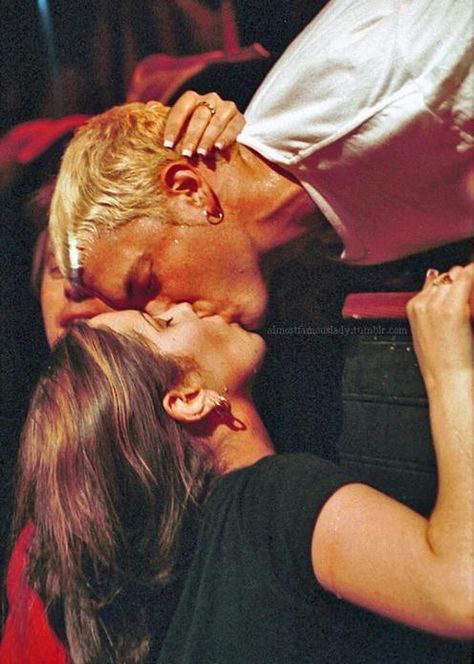 Eminem kisses a fan, 1999 lucky bitch!!!! Eminem Poster, The Slim Shady, Eminem Quotes, Eminem Photos, Eminem Rap, The Real Slim Shady, Eminem Slim Shady, Marshall Mathers, Rap God