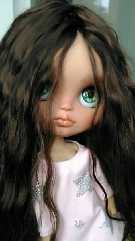 #blythe_club Blythe Doll Brown Curly Hair Green Eyes, Blythe Dolls Brown Wavy Hair, Blythe Doll Dark Brown Hair Green Eyes, Brown Curly Hair Blue Eyes Blythe Doll, Blythe Doll Brown Wavy Hair Brown Eyes, Blythe Dolls Black Hair Green Eyes, Blythe Core Aesthetic, Blythe Dolls Curly Hair Green Eyes, Blythe Doll Brown Hair Green Eyes No Bangs