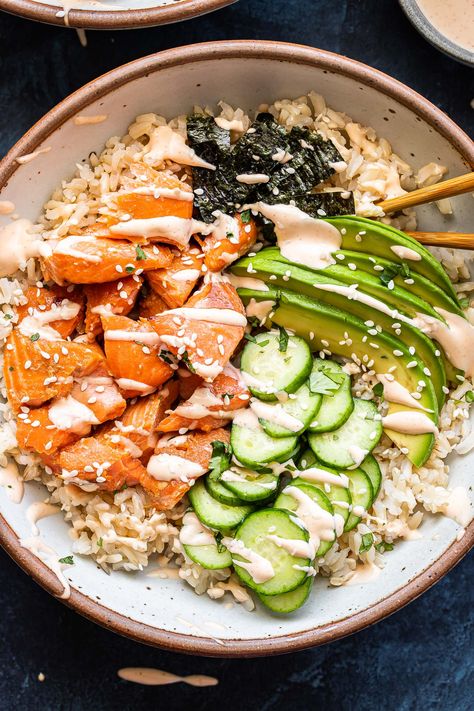 Salmon Roll Sushi, Salmon Sushi Rolls, Sushi Bowl Recipe, Sushi Bowls, Ginger Salmon, Salmon Roll, Salmon Rice Bowl, Sliced Avocado, Roll Sushi