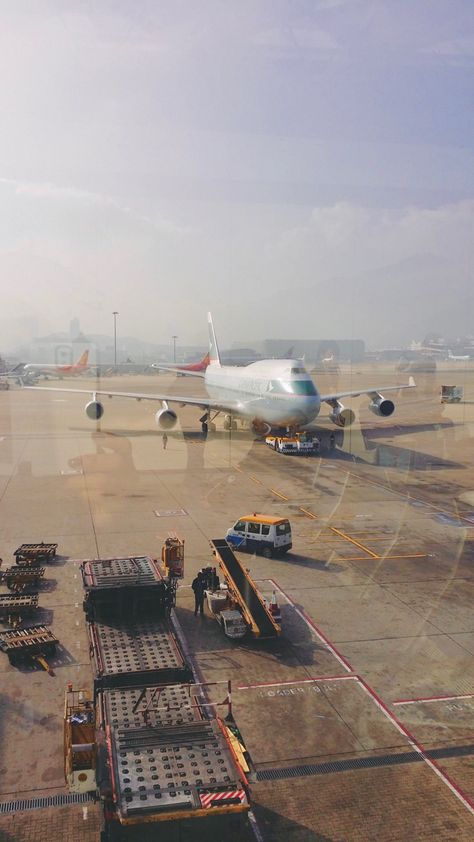 Sunday, 2 February 2014 09:15 10mp 2322x4128 ISO50 31mm f2.2 1/878s #hk #hongkong #airport #airlines #cathaypacific #retro #window #departure Hongkong Airport, Cathay Pacific, Family Bonding, Airlines, Hong Kong, Quick Saves