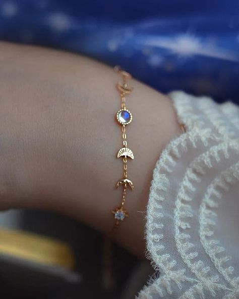 I always wondering if our community is more team Gold or Silver jewelry. I’m probably team silver but for this beautiful Moonstone Feyre Tattoo bracelet I can’t decide 🤍💛 #acotar #acourtofthornsandroses #sarahjmaas #feyrearcheron #velaris #bookstagram #bookish #bookworm Acotar Bracelet, Feyre Tattoo, Bookish Jewelry, Gold Or Silver Jewelry, Tattoo Bracelet, Sarah J Maas, Secret Santa, Book Worms, Moonstone