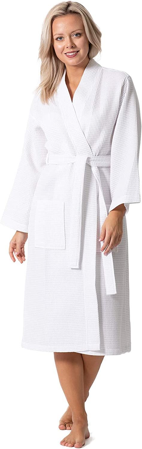 Polycotton Made in Turkey Tie closure Machine Wash LIGHTWEIGHT WAFFLE LONG ROBE: Our waffle lightweight long kimono robes are made of 52% cotton and 48% polyester which makes them lightweight. These waffle long robes are smooth, breathable, highly absorbent and double-stitched for durability. These robes employ a high-quality belt, so you can adjust for a perfect fit. Moda Kimono, Terry Cloth Robe, Womens Bathrobes, Robes For Women, Bath Robes, Bath Robes For Women, Spa Bath, Long Kimono, White Houndstooth