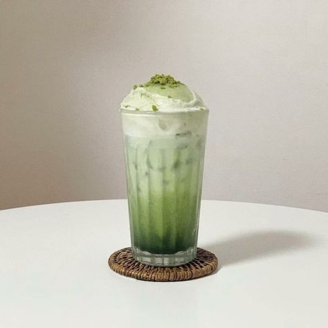 Green Drink Aesthetic, Cafe Drinks Aesthetic, Matcha Drink Aesthetic, Avocado Drink, Minuman Aesthetic, Coffee Frother, Iced Lattes, Pretty Alcoholic Drinks, Green Matcha