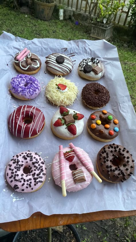 Doughnut Recipe Easy, Donut Toppings, Xmas Desserts, Mini Doughnuts, Sweet Treats Desserts, Homemade Donuts, Delicious Donuts, Yummy Comfort Food, Chocolate Donuts