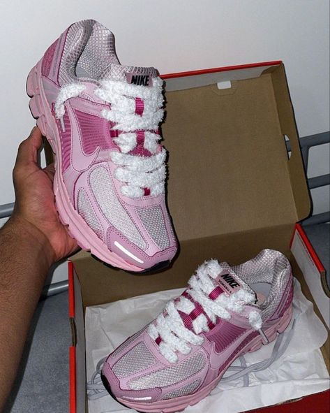 Pink Shoes Nike, Nike Vomero, Pretty Sneakers, Vomero 5, Trendy Shoes Sneakers, Pretty Shoes Sneakers, Kicks Shoes, Shoes Outfit Fashion, Cute Nike Shoes