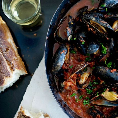 Steamed Mussels with Tomato-and-Garlic Broth Garlic Broth, Easy French Recipes, Steamed Mussels, Mussels Recipe, Shellfish Recipes, Broth Recipes, Fire Roasted Tomatoes, French Food, Seafood Dishes