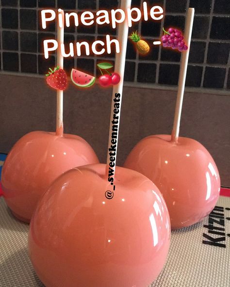 Peach Candy, Gourmet Candy Apples, Candy Apple Recipe, Candied Fruits, Gourmet Candy, Food Addict, Starbucks Drinks Recipes, Junk Food Snacks, Pretty Dessert