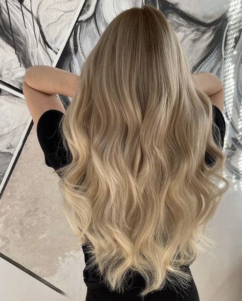 Blonde Hair Natural Roots, Dubai Summer, Blonde Hair With Roots, Perfect Blonde Hair, Dress Runway, Weft Extensions, Summer Blonde Hair, Dark Blonde Hair Color, Outfit Elegant