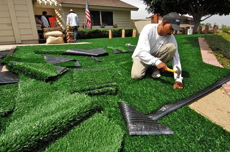 Backyard Turf, Diy Artificial Turf, Artificial Grass Backyard, Turf Backyard, Installing Artificial Turf, Fake Turf, Turf Installation, Synthetic Lawn, Artificial Grass Installation