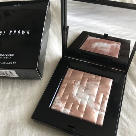 Bobby Brown Highlighter, Bobbi Brown Highlighter, Bobbi Brown Makeup, Powder Highlighter, Highlighter Makeup, Makeup Essentials, Bobby Brown, Christmas Wishlist, Makeup Products